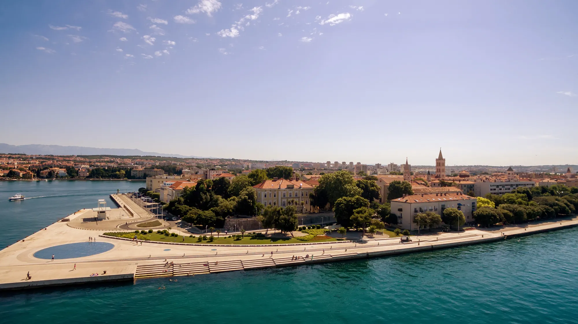 Zadarski poluotok iz zraka, s Pozdravom suncu na Rivi